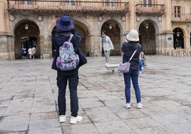 Algunos turistas, en la Plaza Mayor de Salamanca.