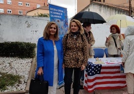 La edil Juani Rubio junto a la directora del centro Carmen Ramos.