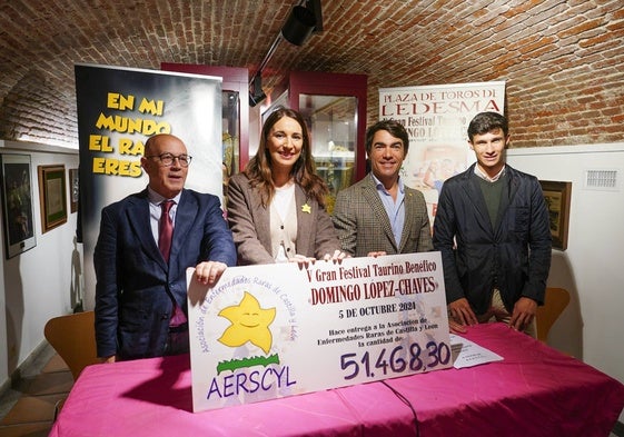 Exuperancio Benito, alcalde de Ledesma, Cristina Díaz, presidenta de Aerscyl, López Chaves y Manuel Diosleguarde con el talón simbólico de los beneficios del festival