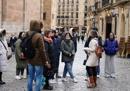 Turistas visitando la ciudad en un día de mal tiempo.