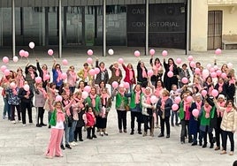 Tras el paseo en rosa, las participantes formaron un lazo en la Plaza Mayor de Guijuelo y compartieron allí una merienda.