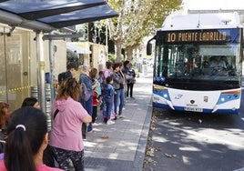 Viajeros esperando para coger en autobús en San Vicente.