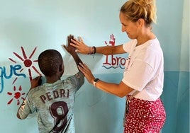 Cristina Huerta en Senegal en una actividad con uno de los niños.