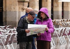 Dos turistas, en un día de otoño en Salamanca.