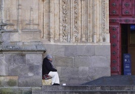 Persona mendigando a la puerta de la Catedral