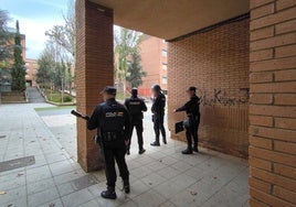 Numerosos agentes de la Policía Nacional en la plaza de Extremadura, en el barrio de Buenos Aires