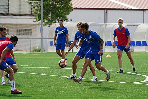 Álvaro Gómez pisa área durante un partidillo llevado a cabo por Unionistas en el campo anexo al estadio Reina Sofía.