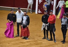 Varios jóvenes durante la capea matinal celebrada hoy tras el encierro