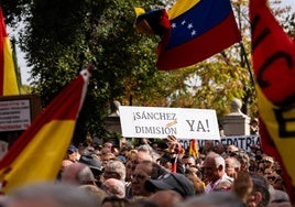 Miles de personas se manifiestan contra el Gobierno en Madrid: «Sánchez dimisión»