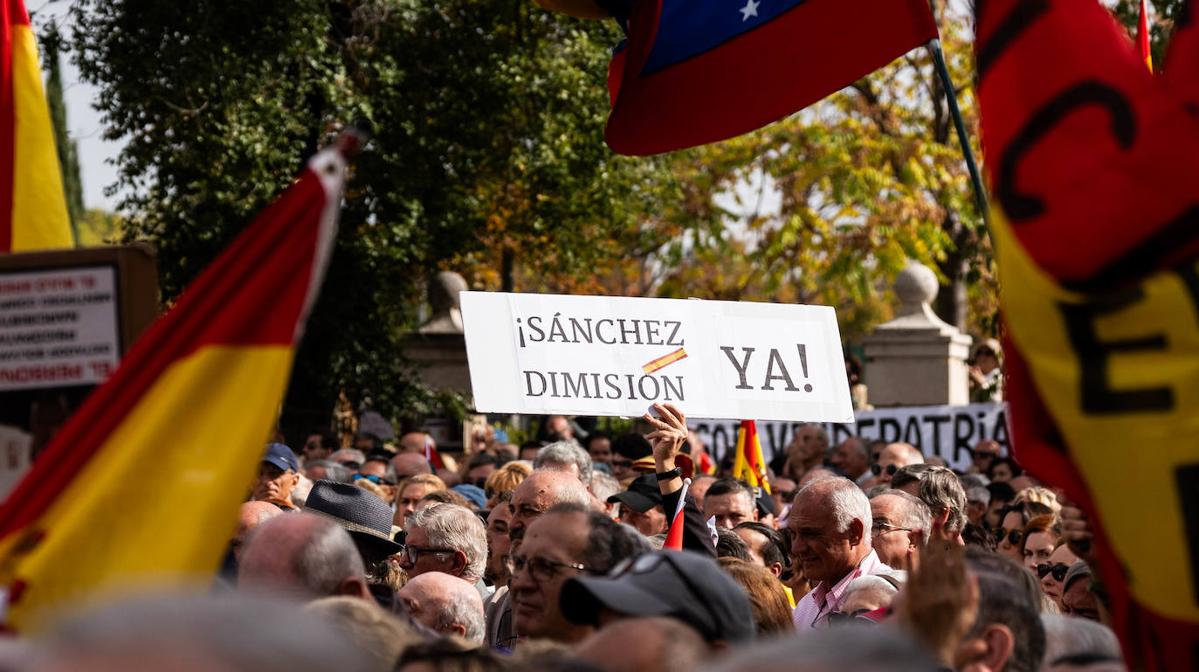 Miles de personas se manifiestan contra el Gobierno en Madrid: «Sánchez dimisión»