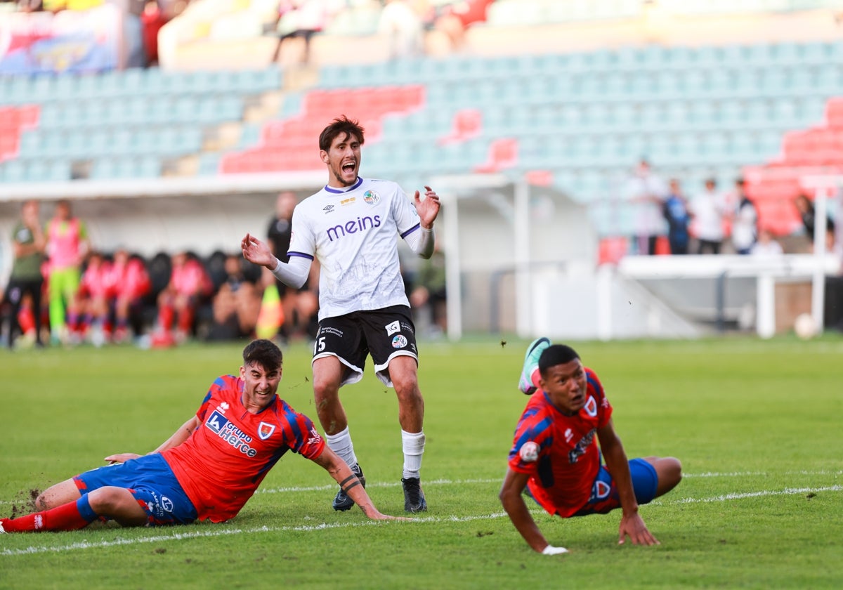 Curro se lamenta tras haber mandado por encima del travesaño la última acción de ataque que tuvo el Salamanca UDS en el choque de ante al Numancia.