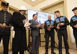 Ángel Molina (segundo por la izquierda) charla con los creadores del cuento, los agentes José Carlos Prats Varillas y Francisco Vegas.