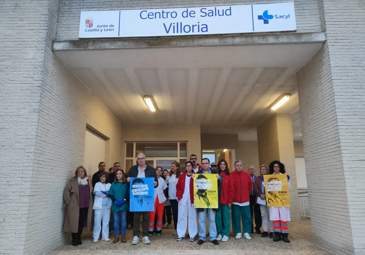 Manifestación a la entrada del centro de salud de Villoria.