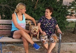 Pilar de la Calle junto a su madre Clementina, protagonista del relato 'La Luz', y su perro 'Bruno'.