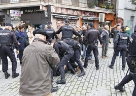 Vídeo donde podemos ver a la Policía deteniendo a un joven.