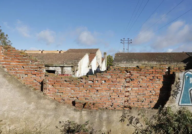 Imagen principal - Miedo, suciedad y ratas en las ruinas de Lasalle: «Si se necesita una desgracia, será cuestión de tiempo»