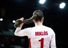 Miklós, jugadora del DVTK, atusándose el pelo en su último choque de Euroliga.