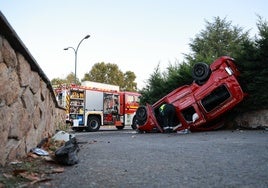 Así ha quedado el coche que ha volcado cerca del Campo de Golf de Villamayor