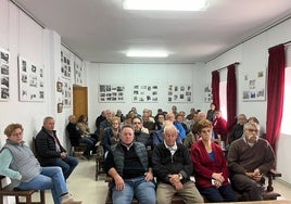 Reunión mantenida ayer en Barruecopardo, con vecinos y técnicos de la Junta.