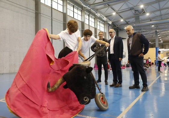 Un alumno toreando de salón en la Escuela ante la atenta mirada de José Ignacio Sánchez, Javier Iglesias y Jesús María Ortiz.