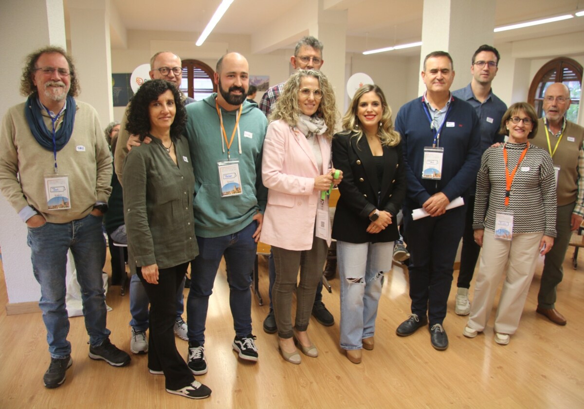 Estela López, con los participantes en la asamblea de Didania.