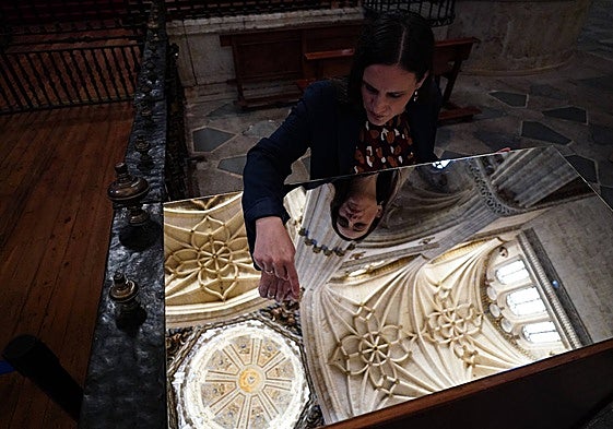 Albarrán muestra los detalles de la cúpula que aún se conservan.