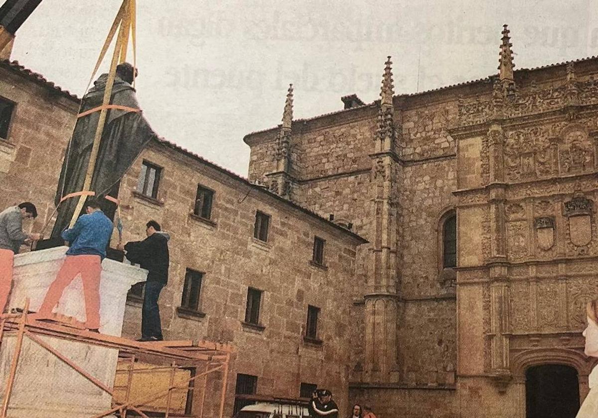 Imagen de la estatua de Fray Luis de León en el Patio de Escuelas.