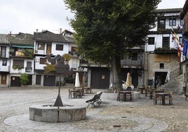 Una imagen de la plaza del pueblo.