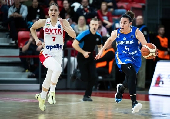 Silvia Domínguez sube el balón en el partido del jueves en Hungría.