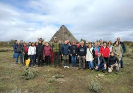 Los participantes en la actividad, junto al chozo de pastor de la localidad