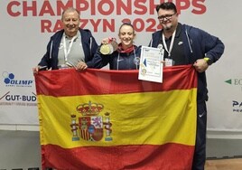 Marta García Rincón, acompañada por Costantino Iglesias y Víctor, y con sus tres medallas en Polonia.