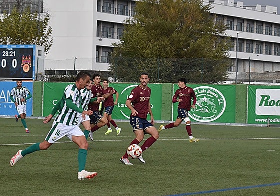 Garban se dispone a chutar en una de las mejores ocasiones del Guijuelo.