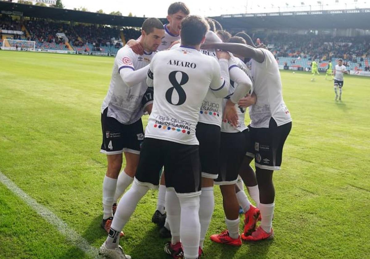 Los jugadores del Salamanca UDS celebran el tanto.