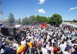 Recibimiento de los aficionados al Salamnaca UDS en la previa del choque por el ascenso del pasado mes de junio.