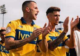 Los jugadores del Alcorcón al término de un partido de Liga esta temporada.