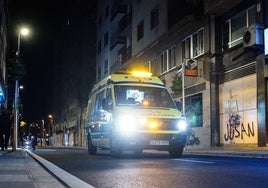 Ambulancia en una intervención nocturna en la capital salmantina.