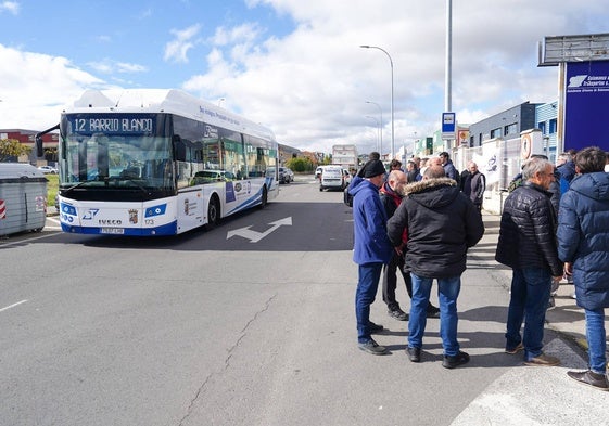 Piquetes en la puerta de los aparcamientos del servicio municipal de autobús este lunes.