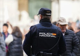 Un agente de la Policía Nacional en Salamanca.