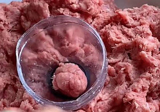 Imagen del proceso de elaboración de las albóndigas con este truco, viral en redes sociales.