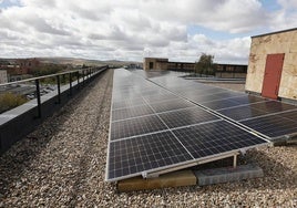 Placas solares situadas encima de la cubierta de la Facultad de Derecho.