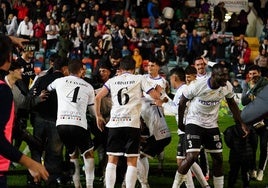 Locura entre los jugadores del Salamanca UDS celebrando el triunfo ante el Alcorcón en Copa.