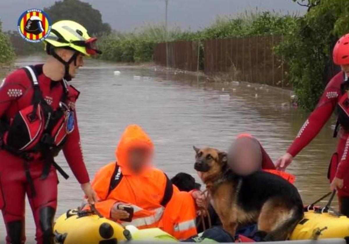 Emocionante rescate de una pareja y sus dos perros de su casa rural inundada por la DANA en Valencia