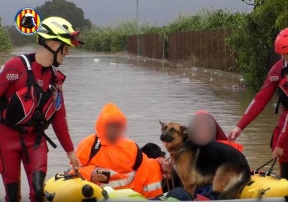 Momento del rescate en las inmediaciones de Alzira.