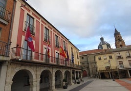 Banderas a media asta en el Ayuntamiento de Peñaranda de Bracamonte.