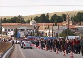 Miles de salmantinos celebran el Día de Todos los Santos en el cementerio.