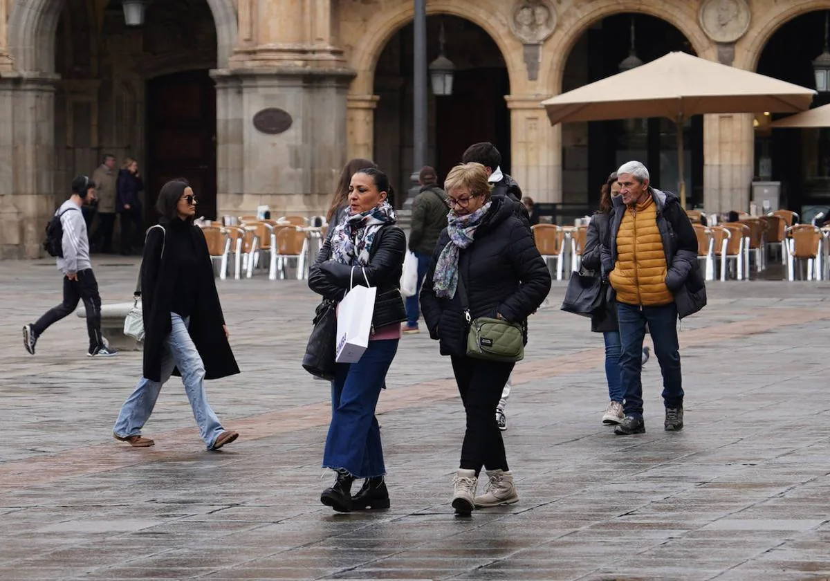 Mujeres paseando por la Plaza Mayor.