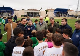 Del Bosque rodeado de jugadores alevines en su 'campo' en Cabrerizos