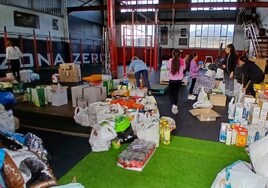 Imagen del gimnasio en el que se han entregado en la mañana de este sábado cientos de kilos de alimentos y, también, ropa y calzado.