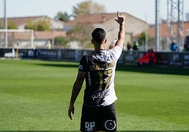 Dani García celebra el primero de sus dos tantos frente al Real Unión.