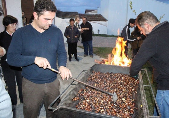 Preparativos de las castañas asadas en Santibáñez de Béjar